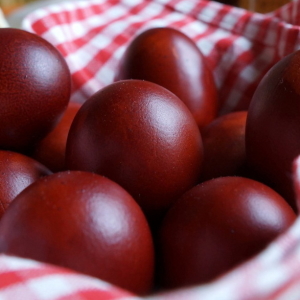 Фото как красить яйца в луковой шелухе