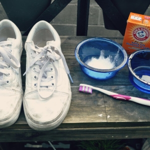 صور كيفية غسل أحذية رياضية بيضاء