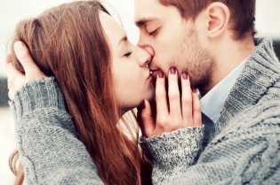 Πώς να φιλήσει για πρώτη φορά