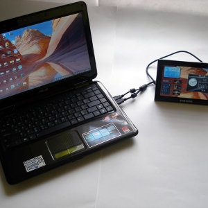 Foto, wie man das Tablet über USB an einen Computer anschließen kann