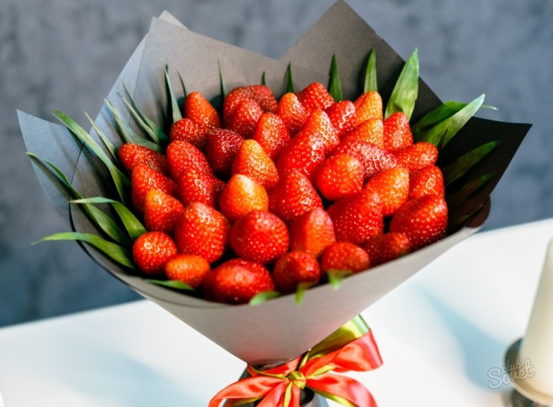 Wie erstellt man einen Strauß Erdbeeren?