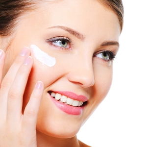 Photo how to apply cream on face