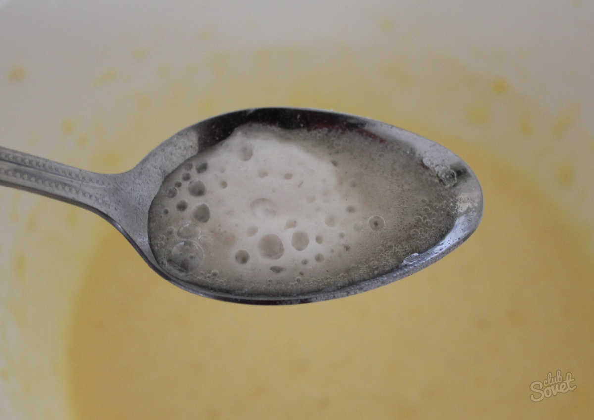 Водой чайную ложку соды и. Ложка соды. Чайная ложка соды. Столовая ложка с жидкостью. Ложка в воде.