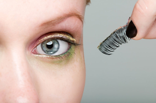 How to remove eyelashes