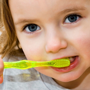 Hur man lär ett barn att borsta tänderna