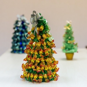 Jak udělat vánoční strom z bonbónů s vlastními rukama?