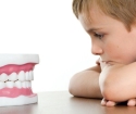 Proč dítě udeří zuby ve snu?