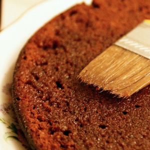 Stock Foto Was zum Imprägnieren von Kekskuchen für Kuchen imprägnieren