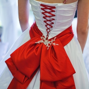 Foto wie ein Bogen auf einem Kleid zu binden