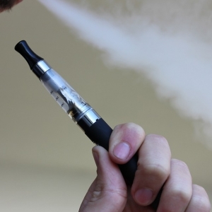 Foto Wie man eine elektronische Zigarette mit Flüssigkeit würgt