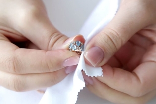 Cara membersihkan cincin