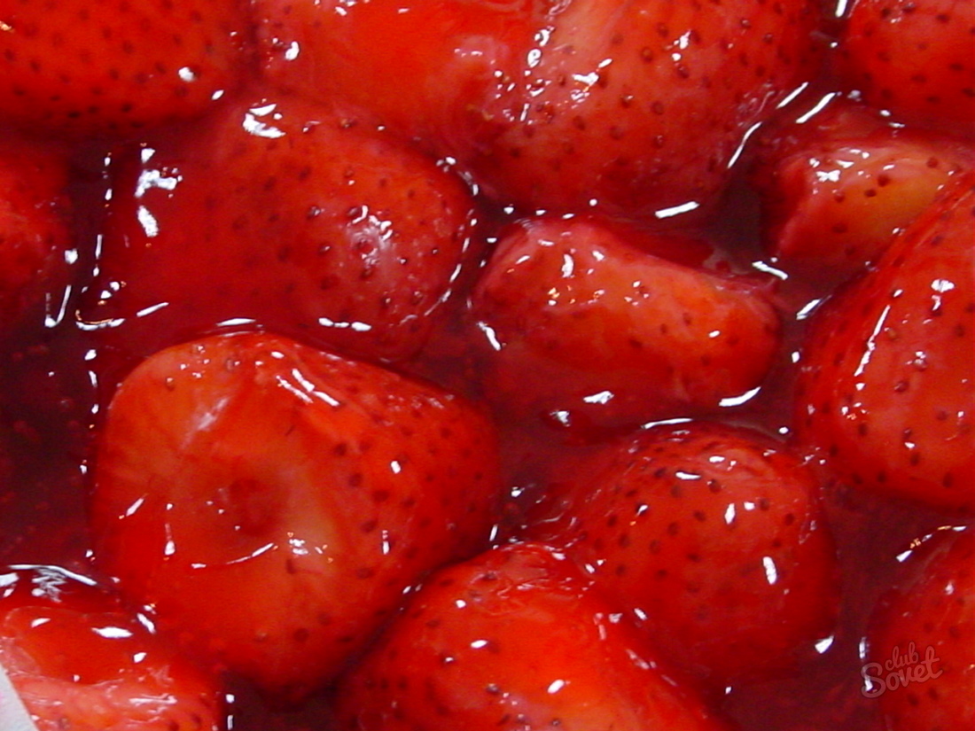 Как да готвя сладко от ягода с цели плодове