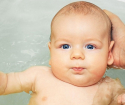 À quelle fréquence baignez-vous bébé nouveau-né