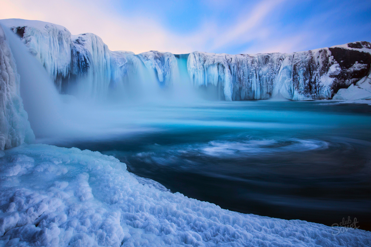 Ein Wasserfall eingefroren