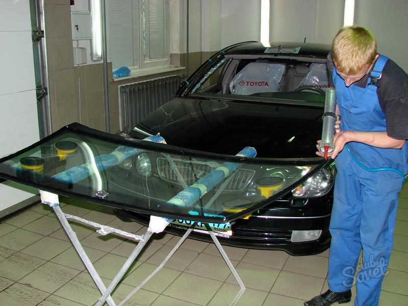 Как происходит замена стекол на авто Инструменты материалы и описание процедуры по замене лобового стекла автомобиля