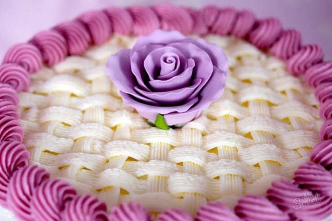 Kremalı bir pasta nasıl dekore edilir