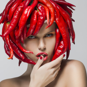 Maska s červeným rastom vlasov