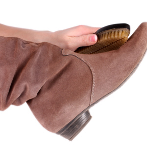 Como limpar sapatos de camurça