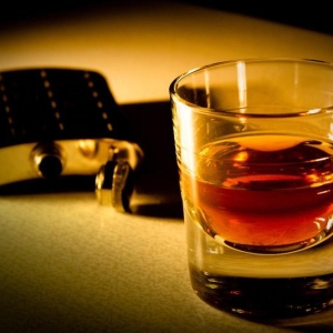Fotografie, jak pít whisky správně a jak se kousnout