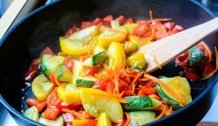 Bagaimana cara merebus zucchini?