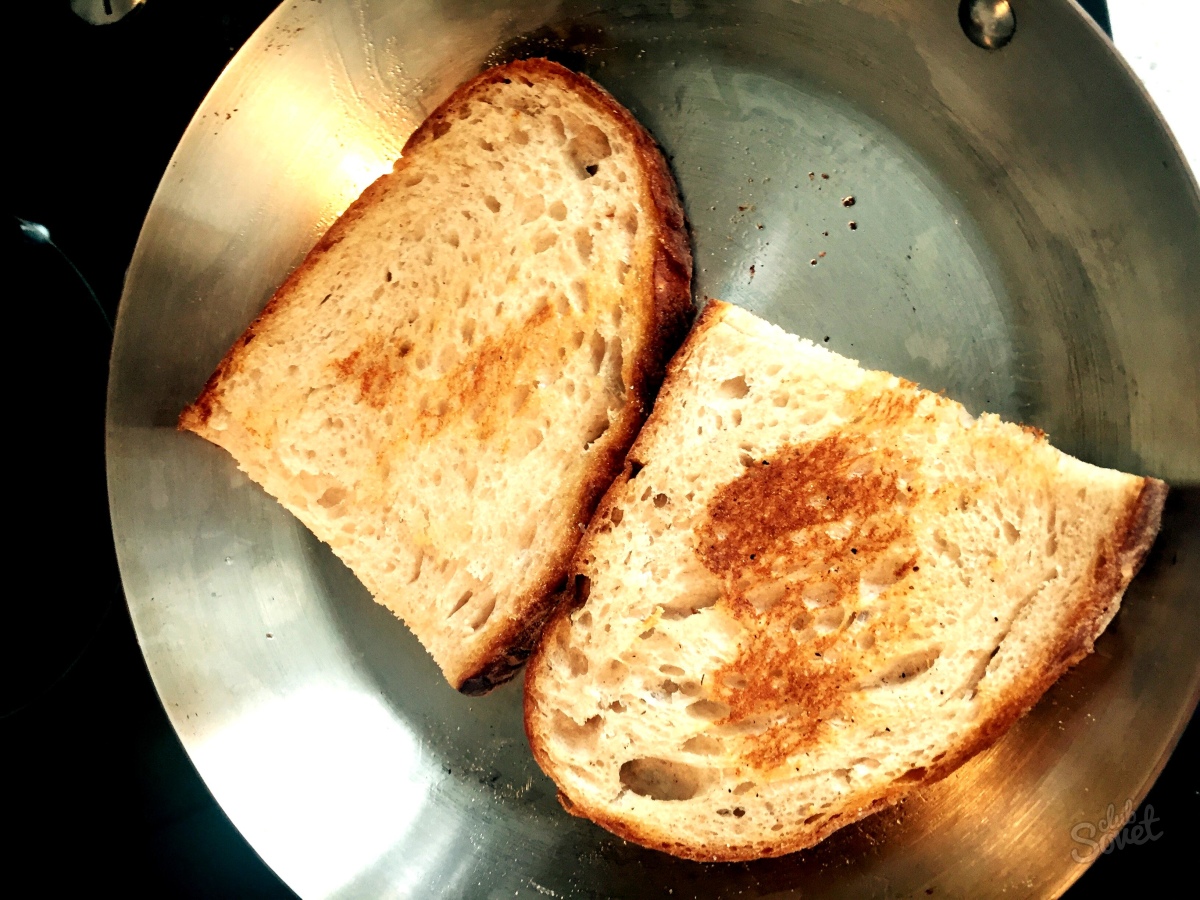 Из тостового хлеба на сковороде