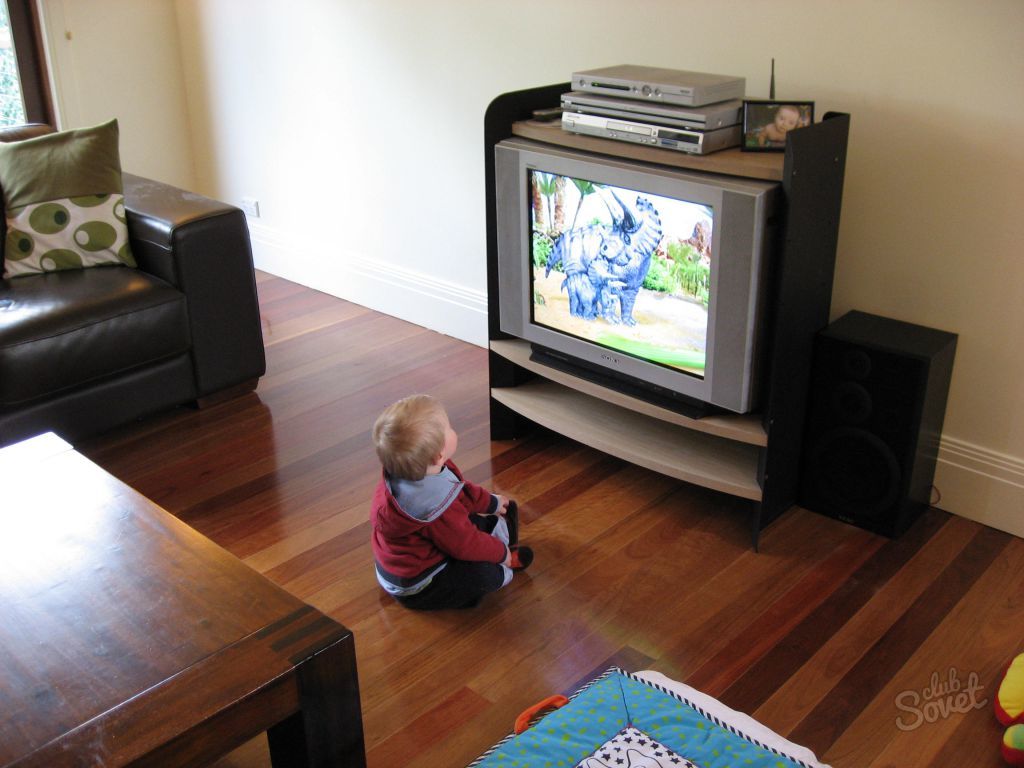 Включи телевизор детской. Детский телевизор. Детский пульт для телевизора. Телевизор в детском саду. Маленький телевизор.