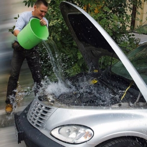 Stock Foto How to wash the car engine