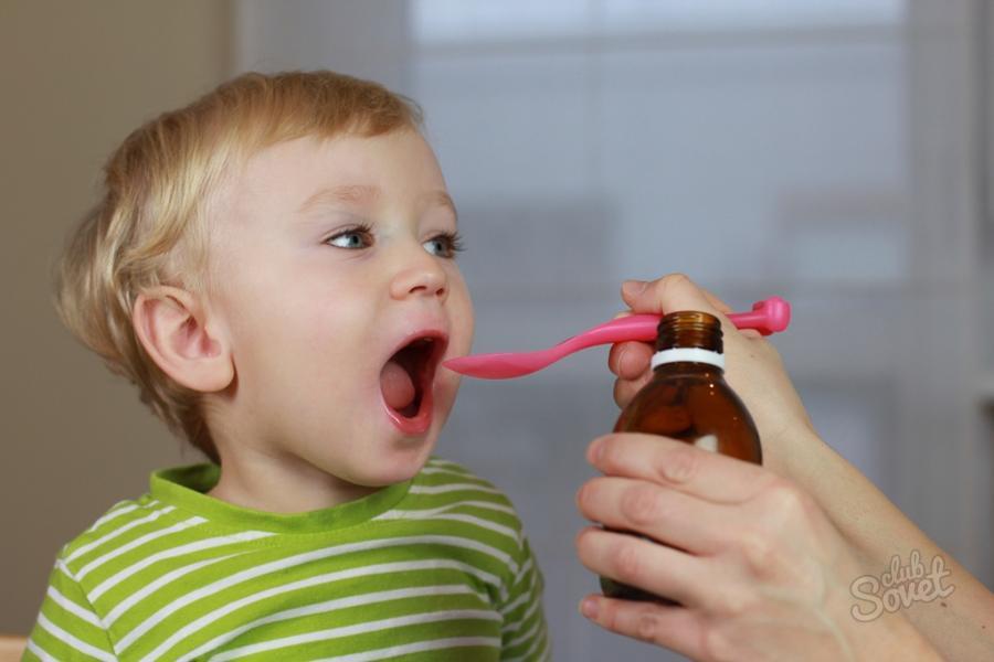 Ребёнок-принимает-лекарство