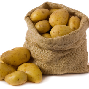 Stok foto cara memasak kentang dalam kompor lambat