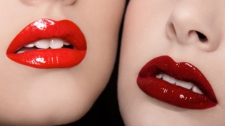 როგორ ხატავს ტუჩები წითელი lipstick