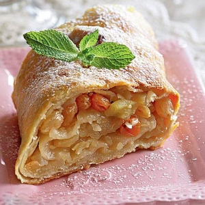 Photo how to cook strudel with apples in puff pastry?