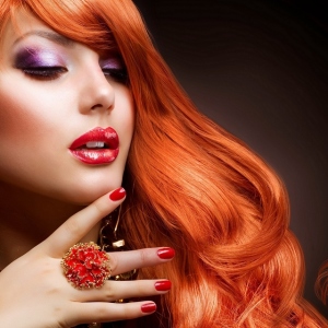 Stock Foto How to paint your hair in red color