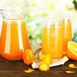 Wie man Limonade von Orangen herstellt