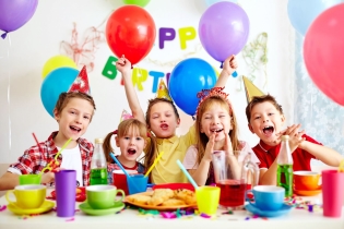 Hogyan tölteni egy szórakoztató születésnapi gyerek