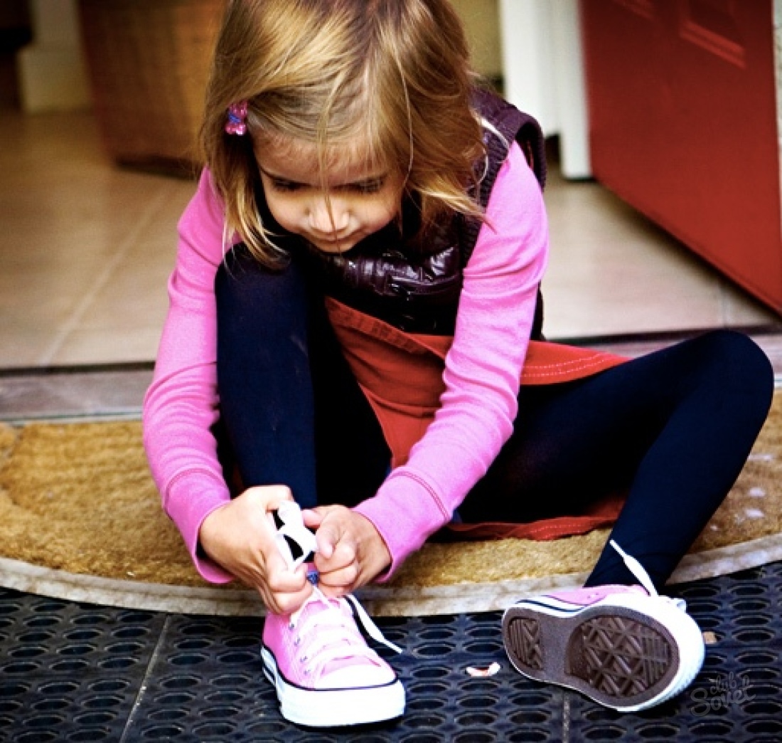 How child teach tie shoelaces