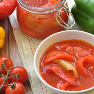 Photo Comment cuire le rebord du poivre et des tomates