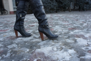 Apa yang harus dilakukan agar sepatu tidak meluncur di musim dingin?