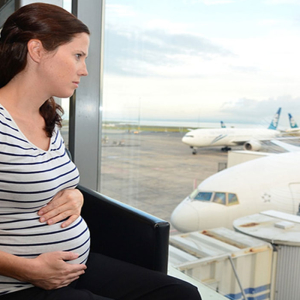 Foto je možné pre tehotné ženy lietajúce lietadlom