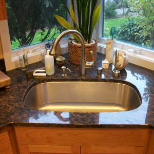 Stock Foto How to install sink in the kitchen