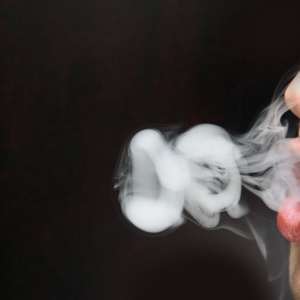 Foto Ako nechať prstene z dymu e-cigarety