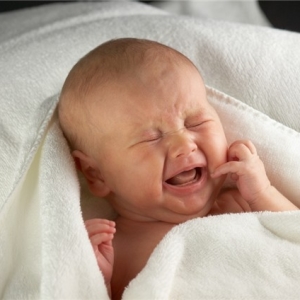 Fotografija kako smiriti novorođenče