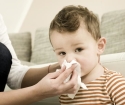 Como curar um nariz escorrendo em uma criança
