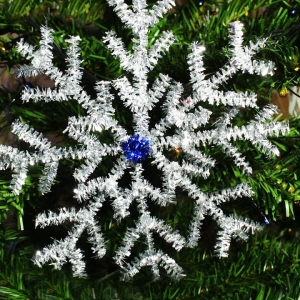 Photo How to make a snowflake from wire and tinsel?