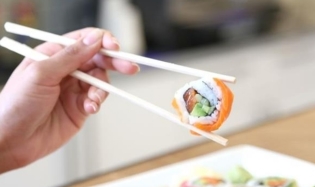 Como manter as varas para o sushi