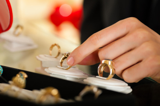 Como escolher um anel de casamento