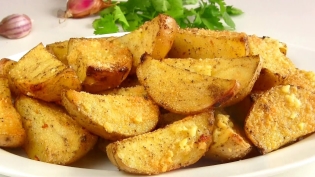 How to bake potatoes in the oven with a crispy crust?