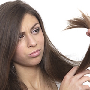 Photo Comment couper les cheveux vous-même sur une tranche lisse