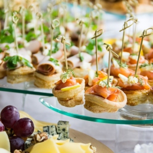 Fotografia de Stock Snacks em uma mesa festiva