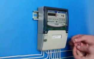 How to connect a three-phase meter