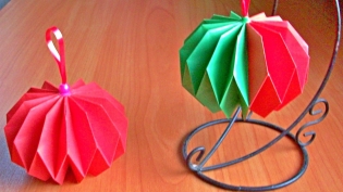 Bagaimana cara membuat bola dari kertas?